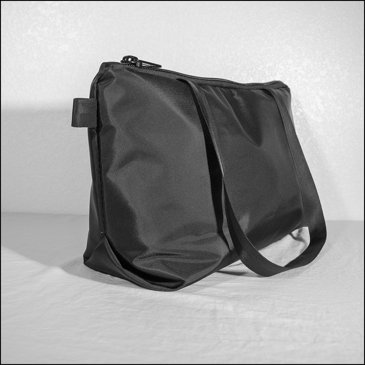 IGNOBLE Zip Tote 2.4.17